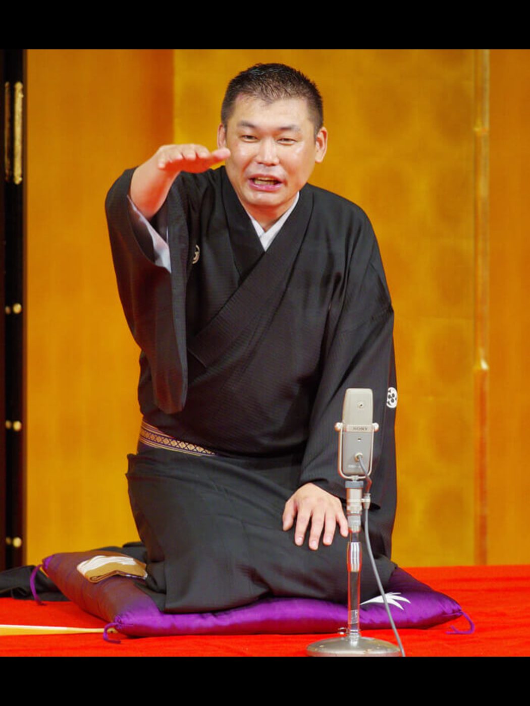 高座で落語を演じる柳家東三楼